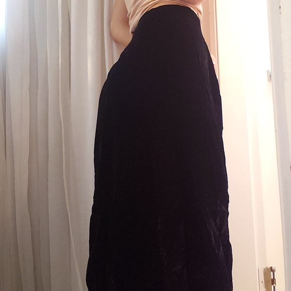 Laura Long Black Velvet Skirt - Picture 4 of 6